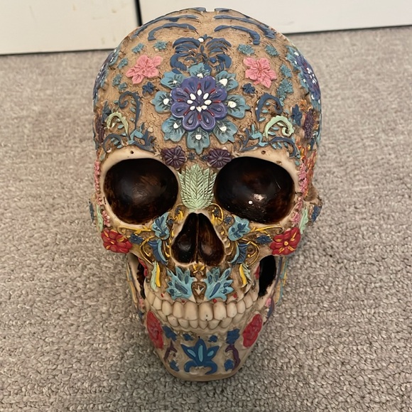 Skull calavera with flowers- 6.5” apprx height - Picture 2 of 6